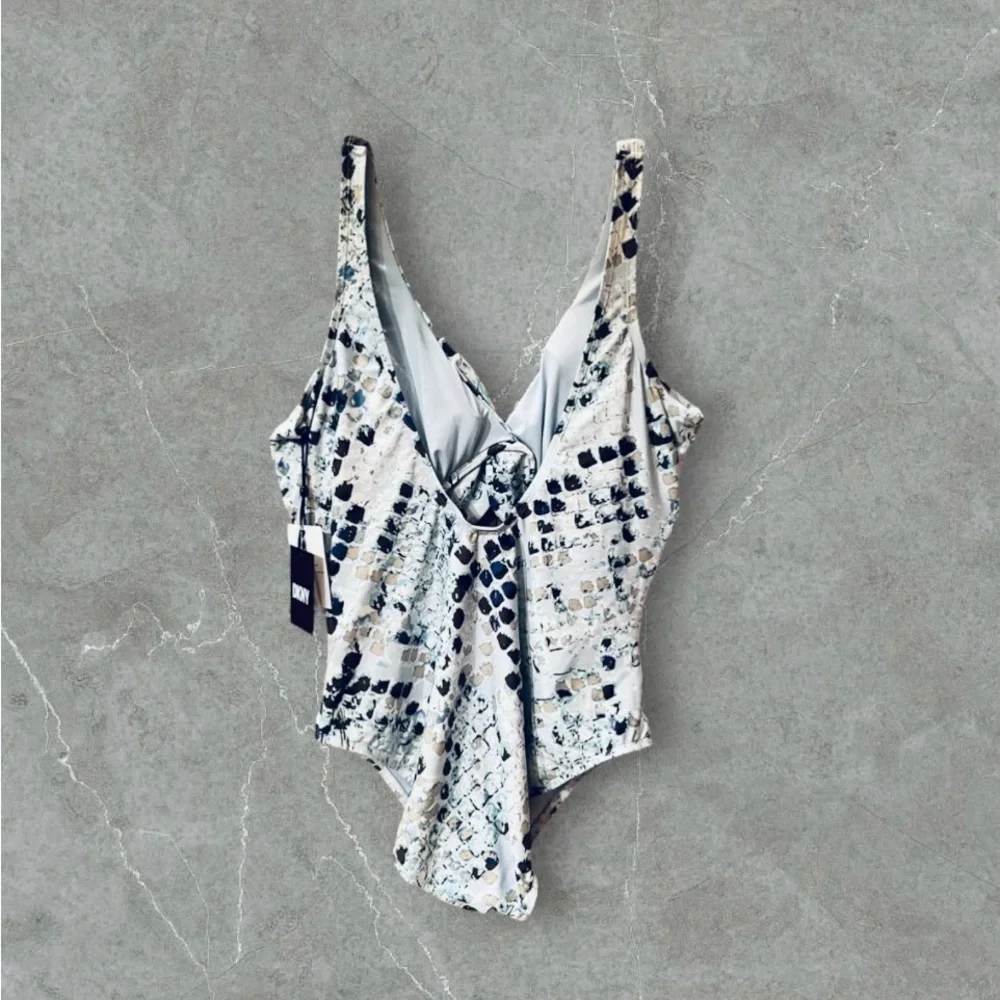 NWT DKNY Women’s Plus Size Peek-A-Boo Twist One Piece Swimsuit - Picture 7 of 13